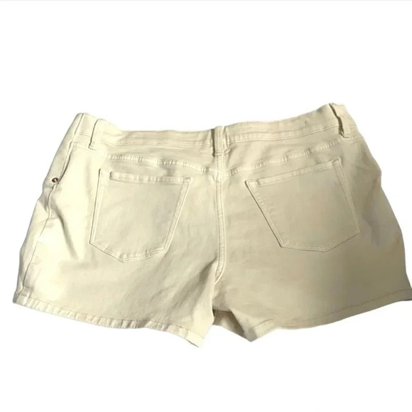 Isabel Maternity midi shorts, cream, Expandable panels, maternity size 4 NWT - Picture 2 of 8
